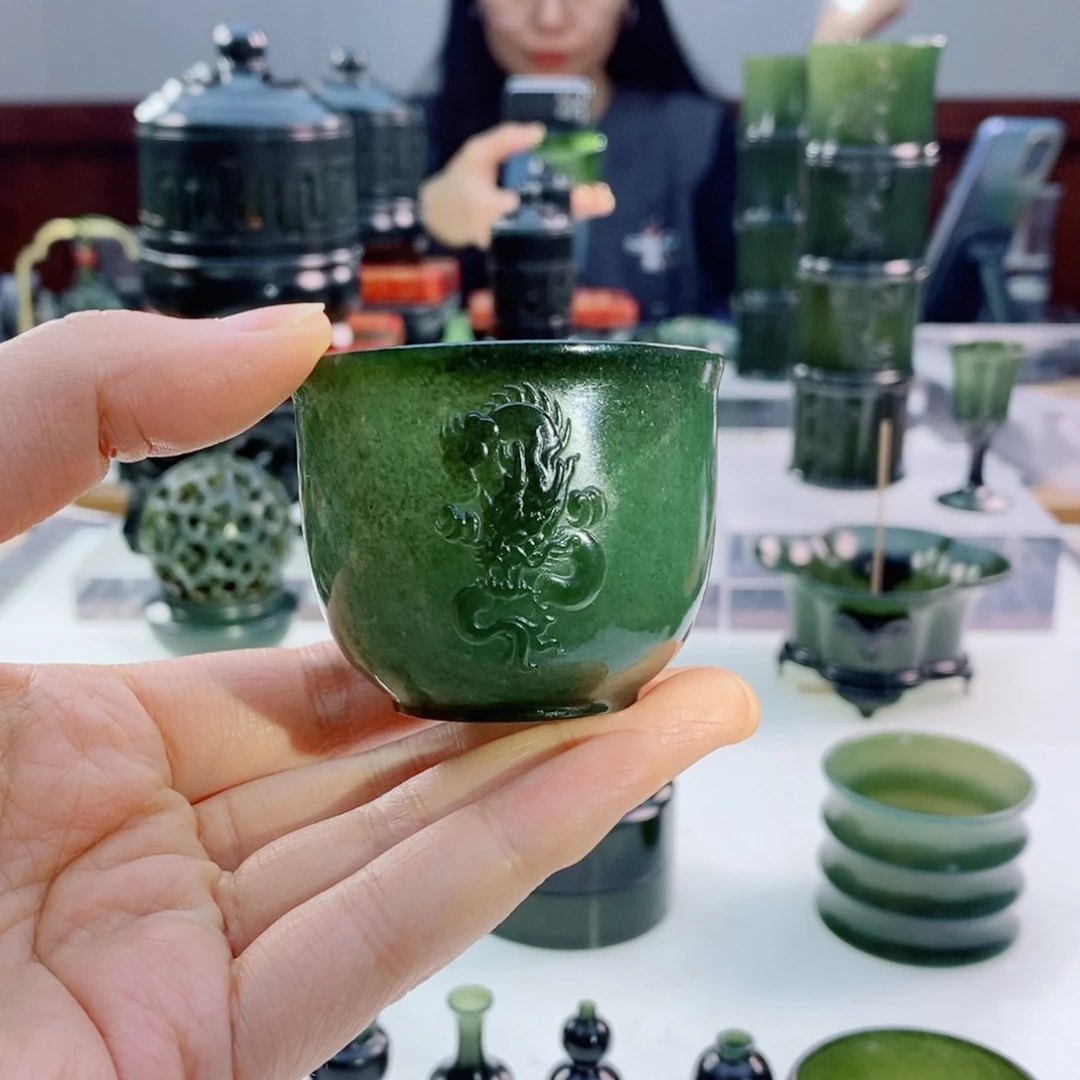 未镶嵌和田玉摆件微瑕