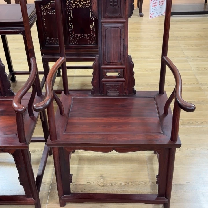 用***4大红酸枝四出头官帽椅子