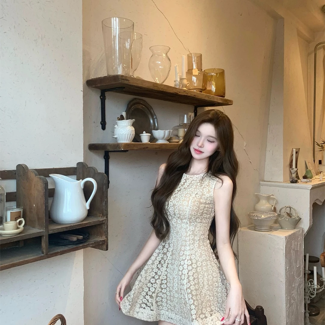 千金感重工小雏菊刺绣蕾丝无袖收腰连衣裙女