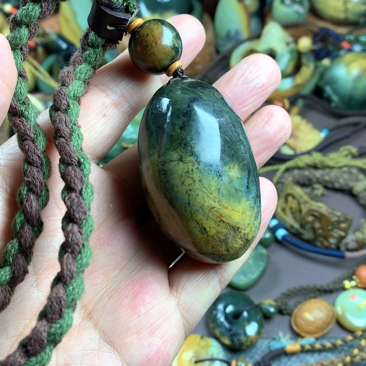 吊坠(赠链)未镶嵌岫岩河磨玉（透闪石质玉）