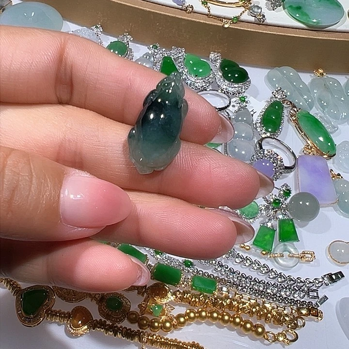 颈饰未镶嵌翡翠貔貅