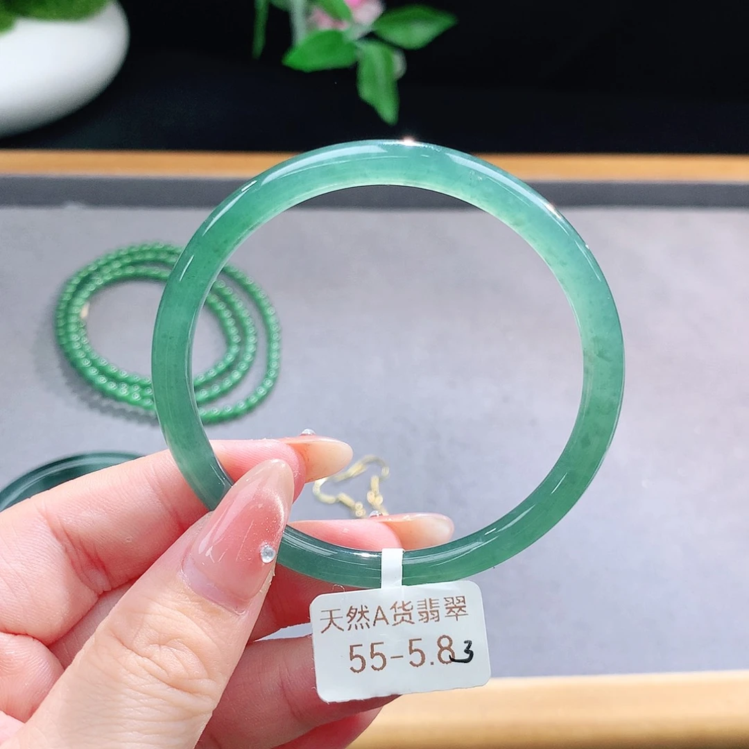 未镶嵌手镯（圆镯）翡翠