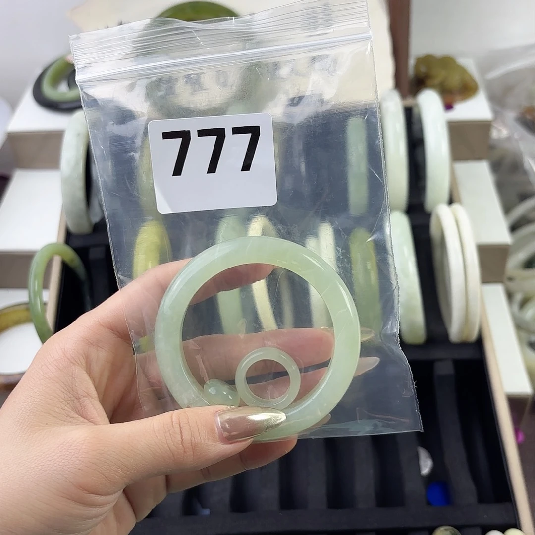 蛇纹石玉手镯未镶嵌懒