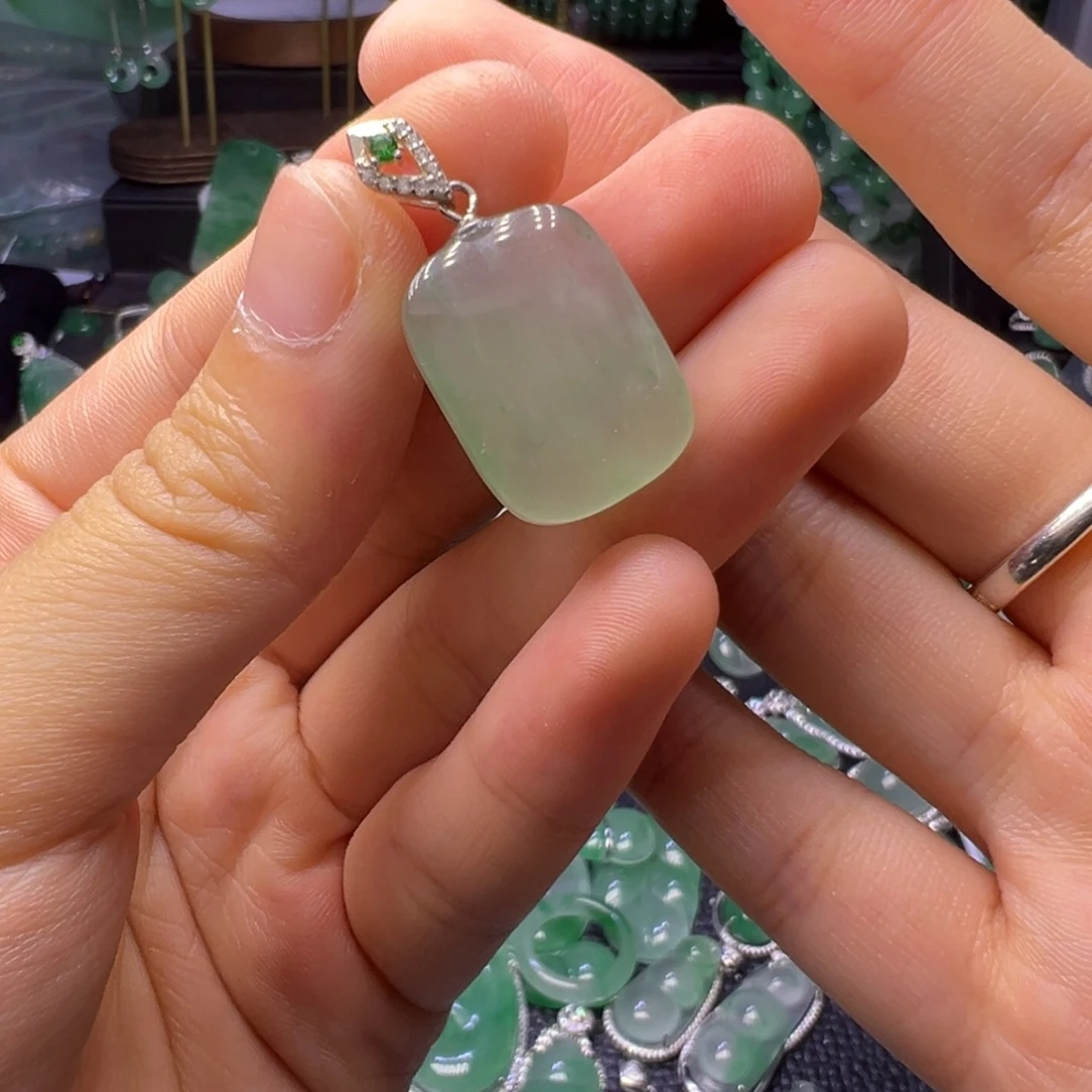 石英质玉（非洲翠）未镶嵌颈饰