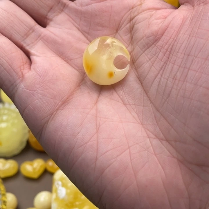 琥珀未镶嵌颈饰如图