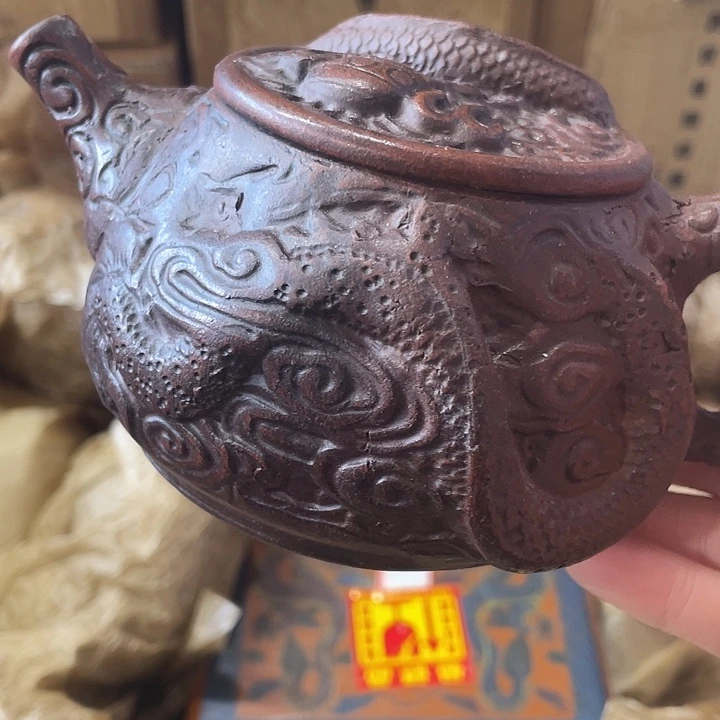 紫砂茶壶矿泥料手工制作的一把紫砂壶。