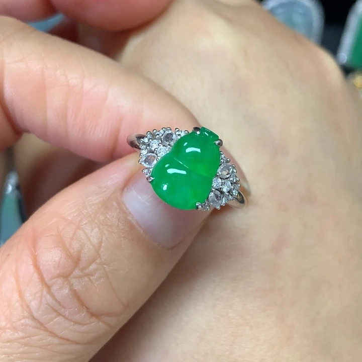 翡翠18K金镶嵌颈饰吊坠