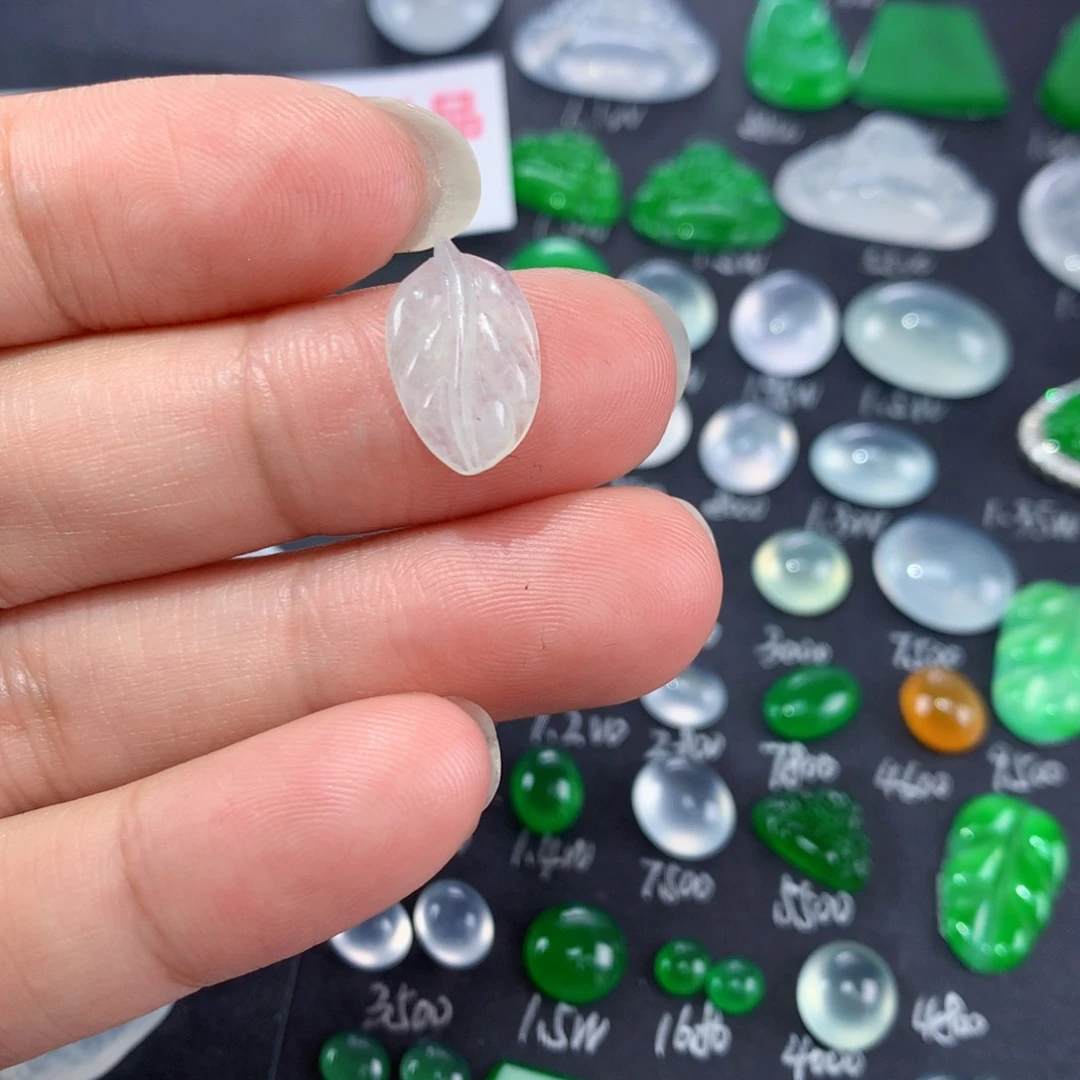 翡翠颈饰未镶嵌天然翡翠高冰叶子