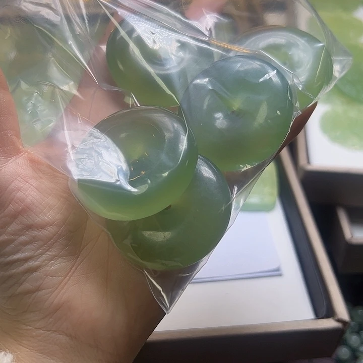支***赵蛇纹石玉未镶嵌颈饰