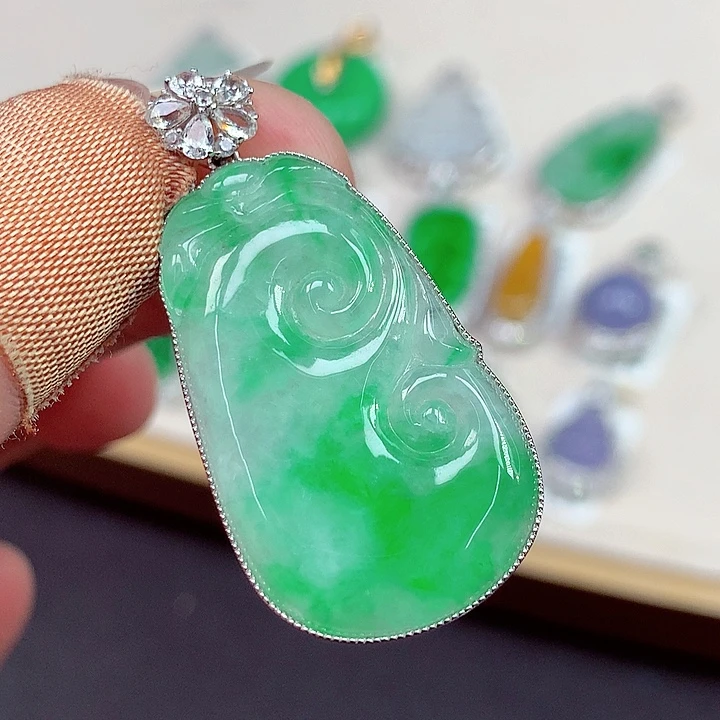 翡翠18K金镶嵌颈饰