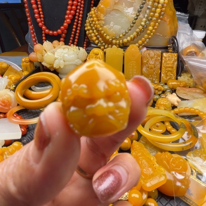 未镶嵌石英质玉（黄龙玉）颈饰