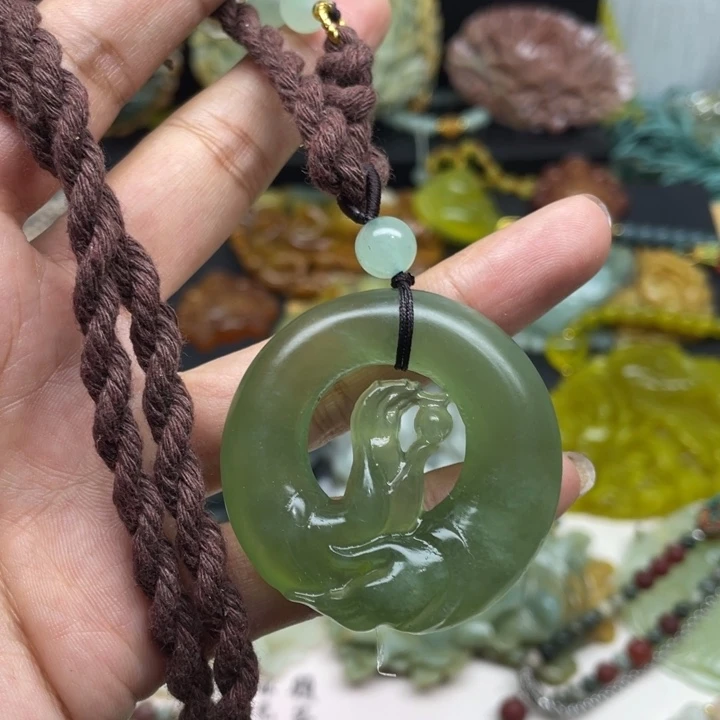 蛇纹石玉未镶嵌颈饰