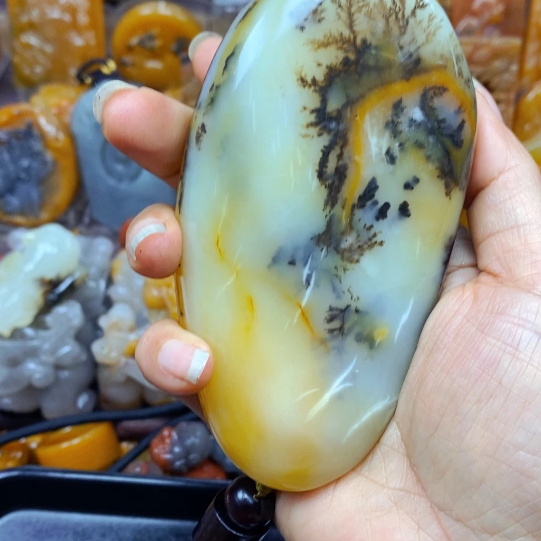 未镶嵌石英质玉（黄龙玉）颈饰