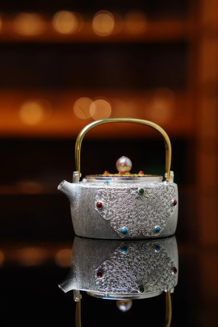 呆坐 | 整敲掐丝錾刻嵌百宝铜包银大唐花舞小提梁  银DZ021411