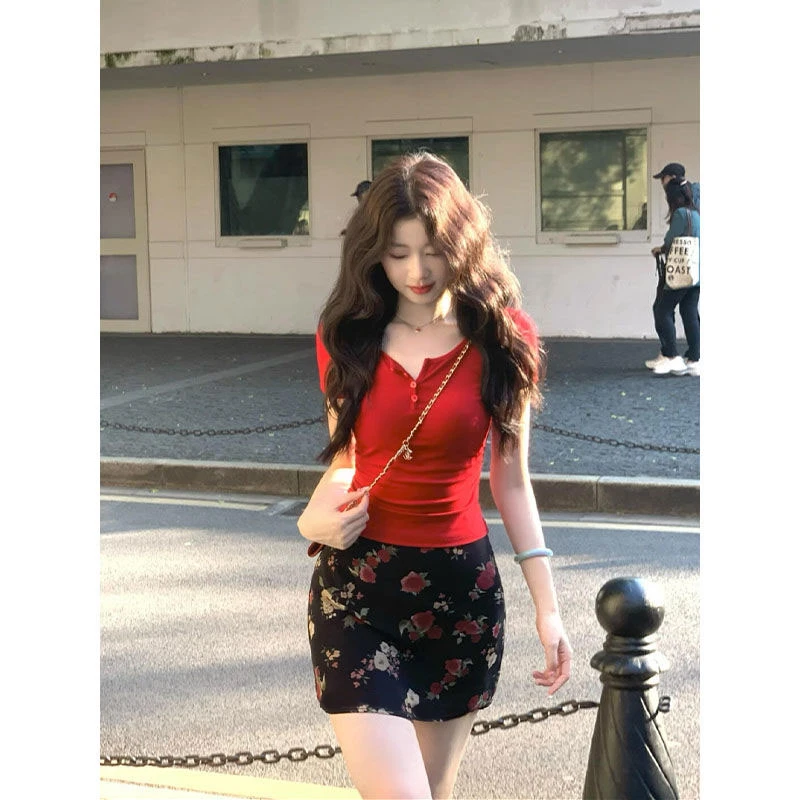 夏季穿搭一整套2025新款时尚纯欲风辣妹短款上衣玫瑰短裙两件套装