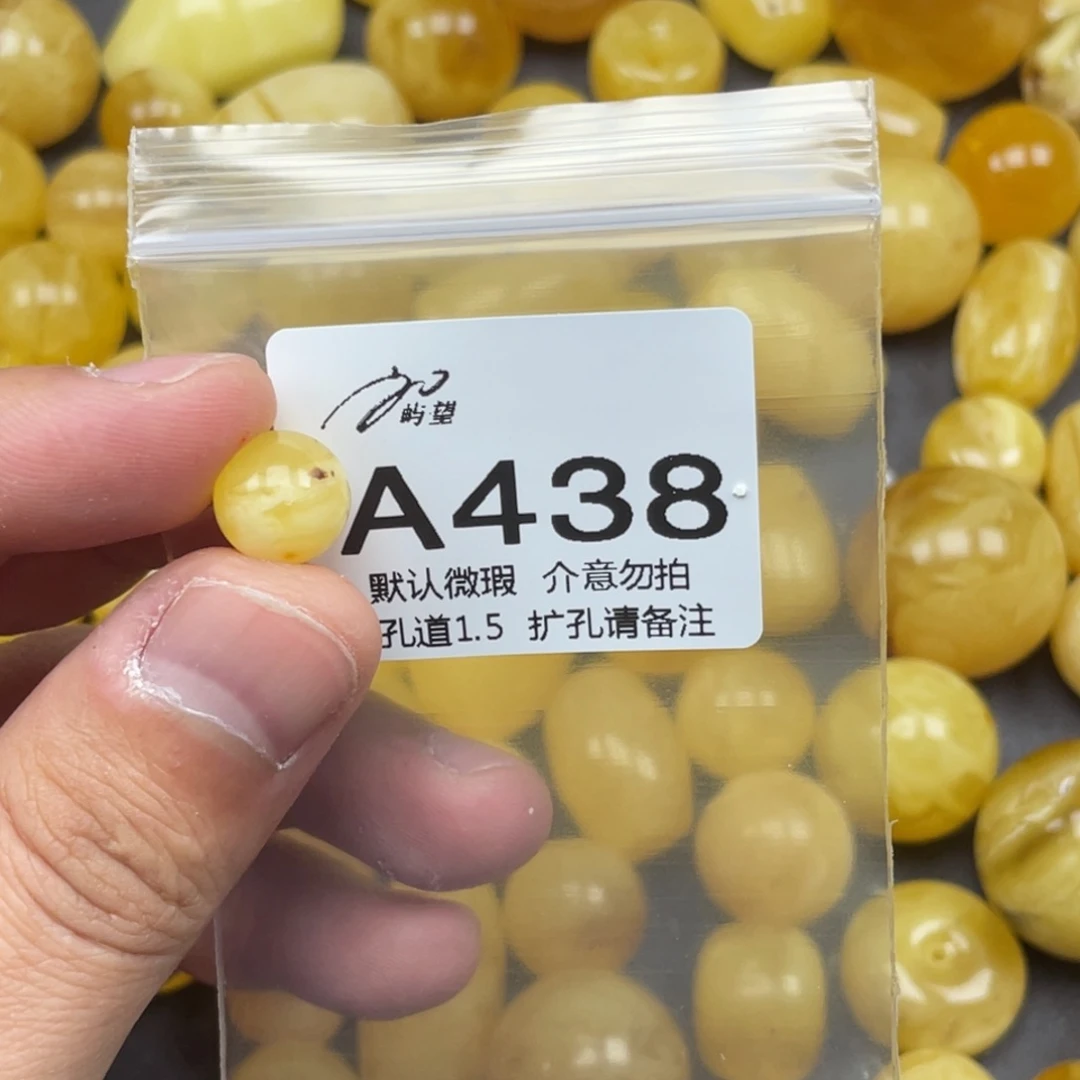 女***活蜜蜡未镶嵌珠宝奇石