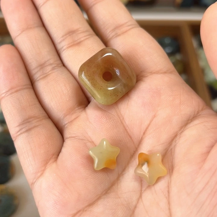 珍***有蛇纹石玉合金颈饰