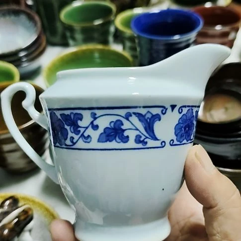 瓷片瓷片，各种摆件，均有瑕疵。沙锅！