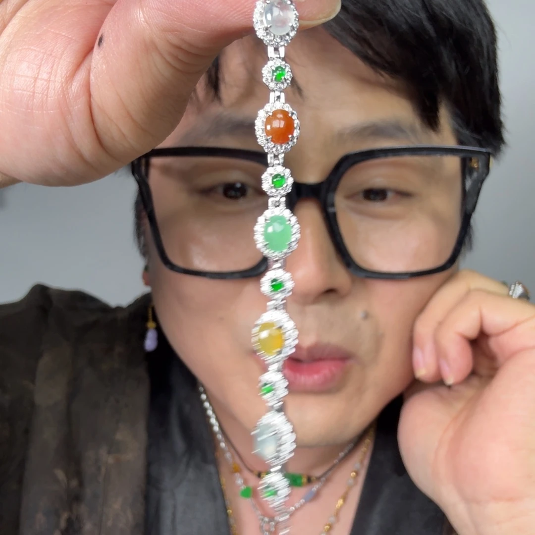 翡翠未镶嵌颈饰一件