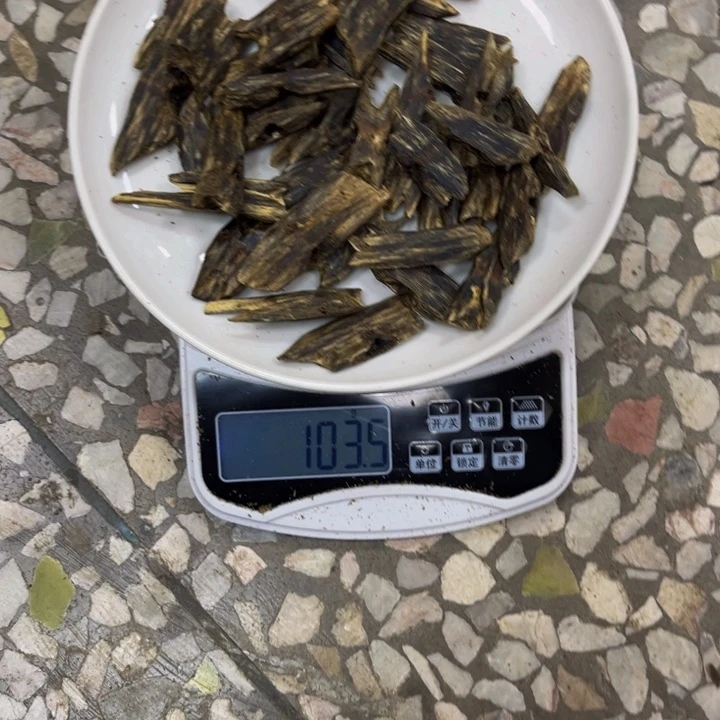 陌***。沉香沉香碎屑陆河103 克