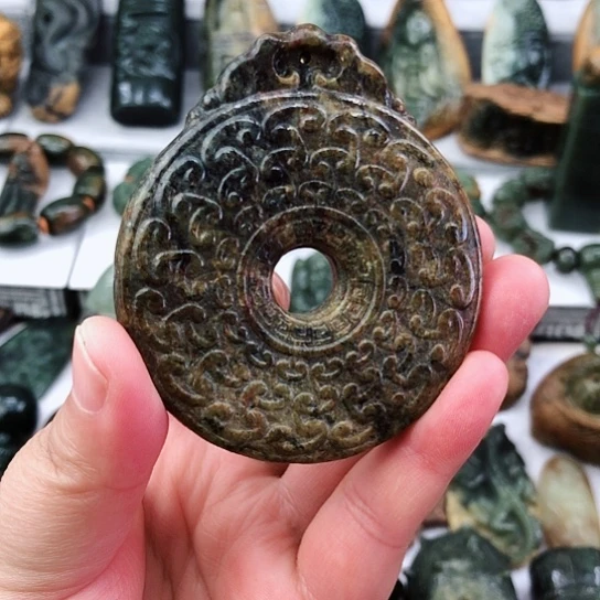 未镶嵌岫岩河磨玉（透闪石质玉）把件