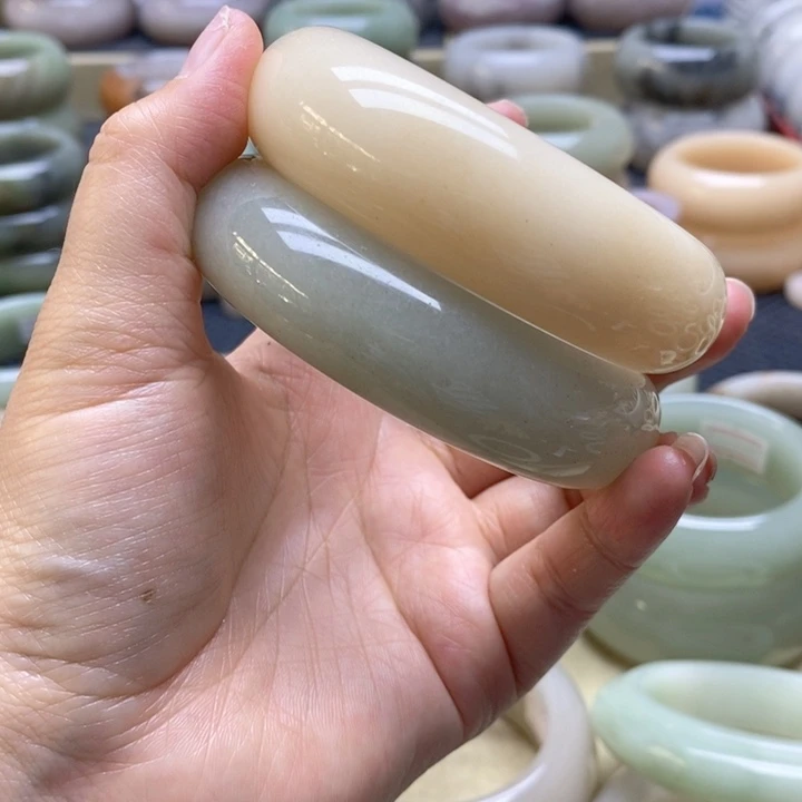 未镶嵌手镯石英岩玉