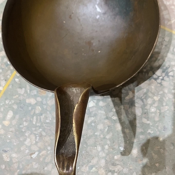 出**安老式铜器古朴厚重