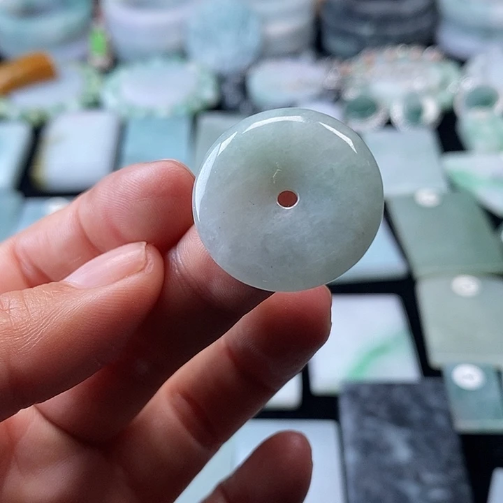翡翠挂件未镶嵌翡翠的