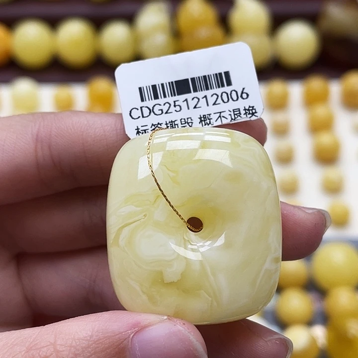 琥珀未镶嵌裸石29.5*33.1*15.1mm扣子瑕