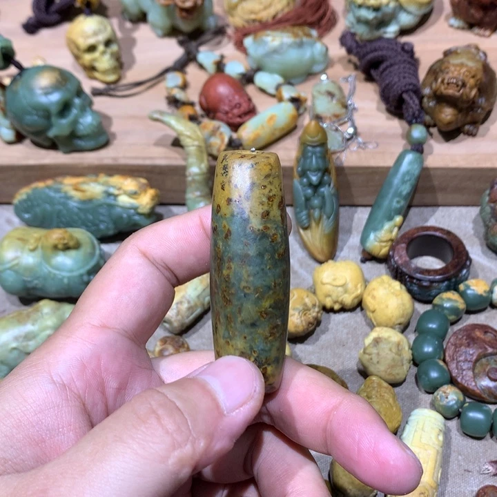 未镶嵌岫岩河磨玉（透闪石质玉）挂件