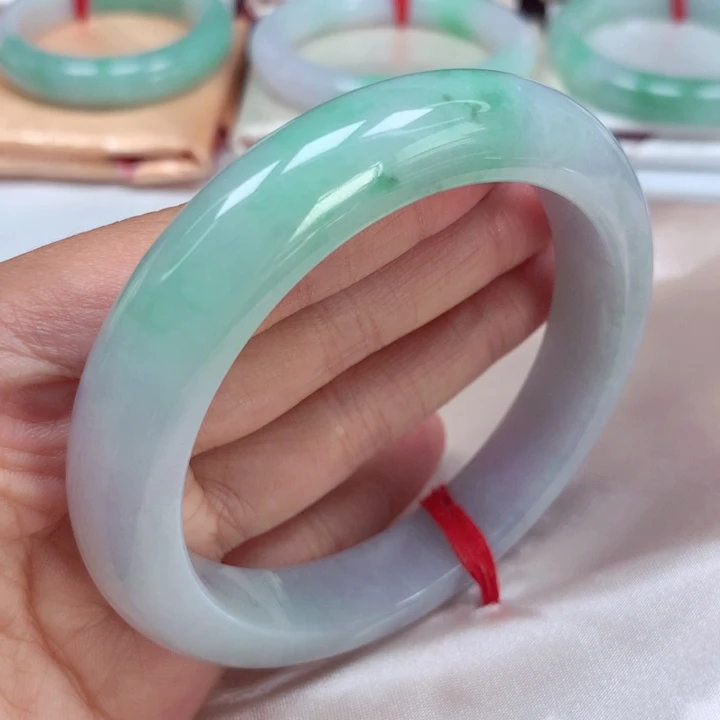 翡翠手镯未镶嵌阳绿飘花