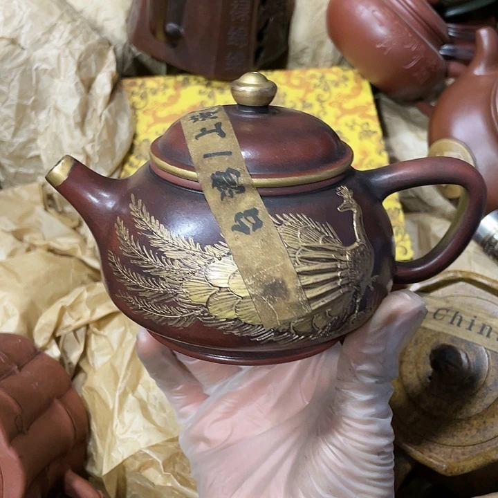 紫砂茶壶矿泥料，手工制作的一把紫砂壶。