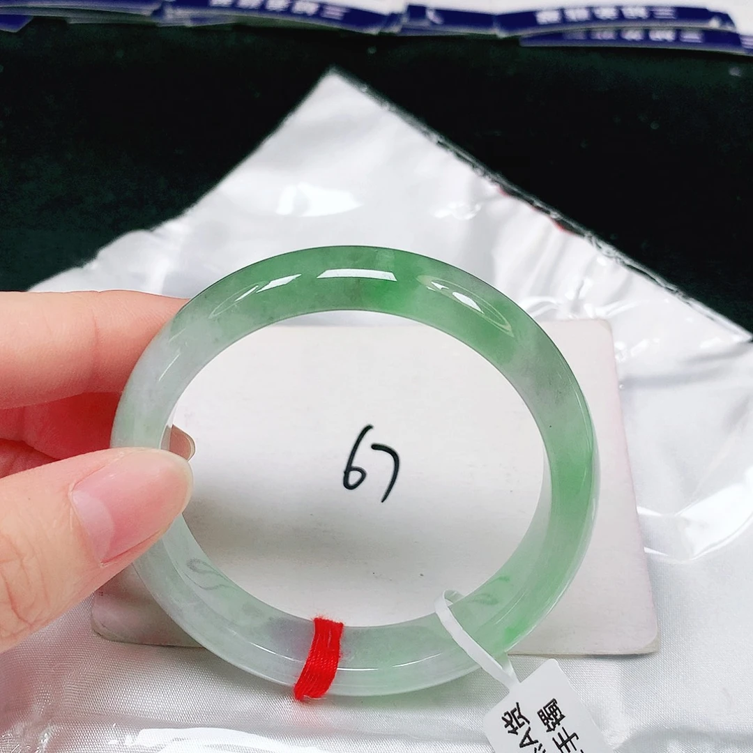 翡翠手镯未镶嵌翡翠手镯未镶嵌