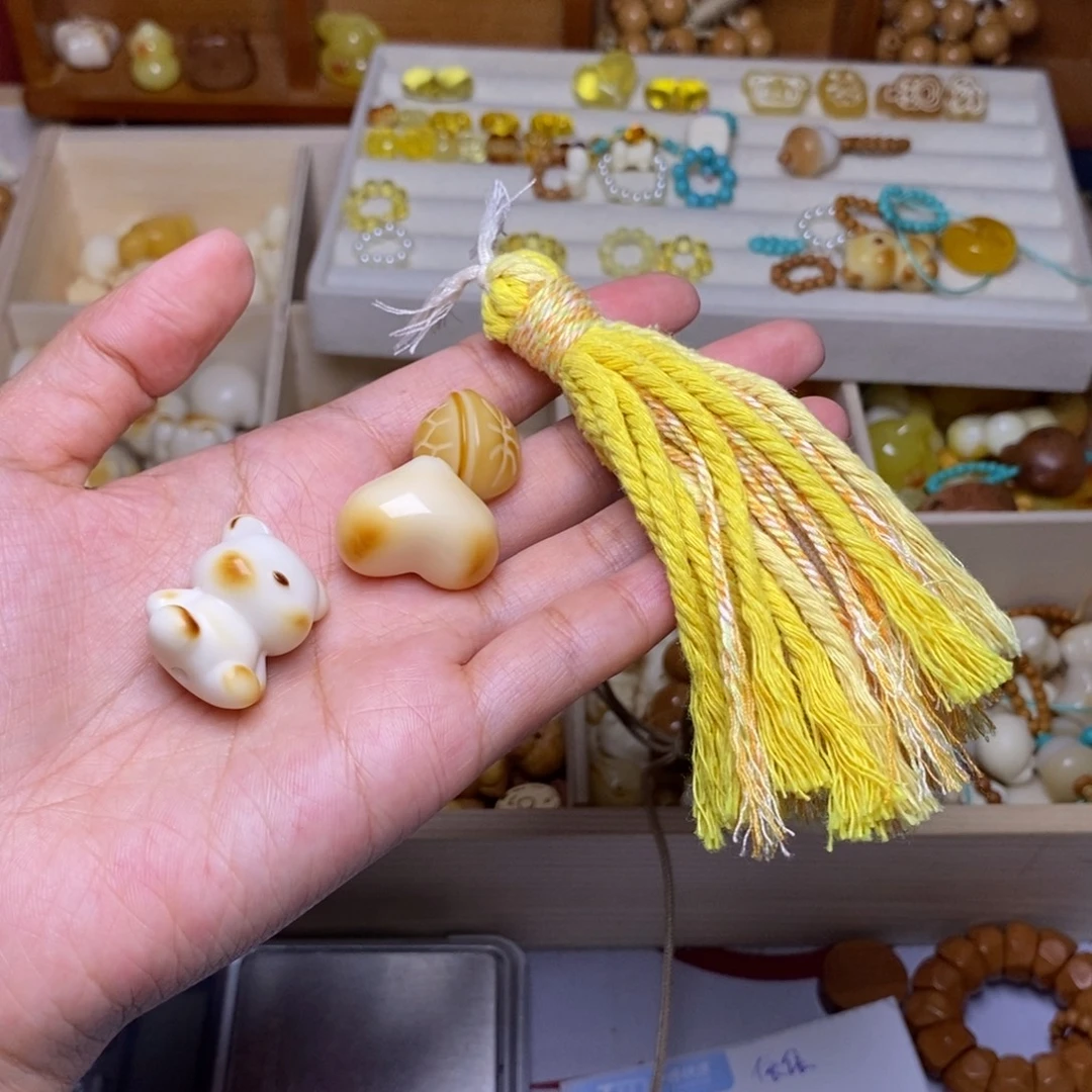 刘***娟吊坠猴头核桃爱心小熊富甲黄色流苏