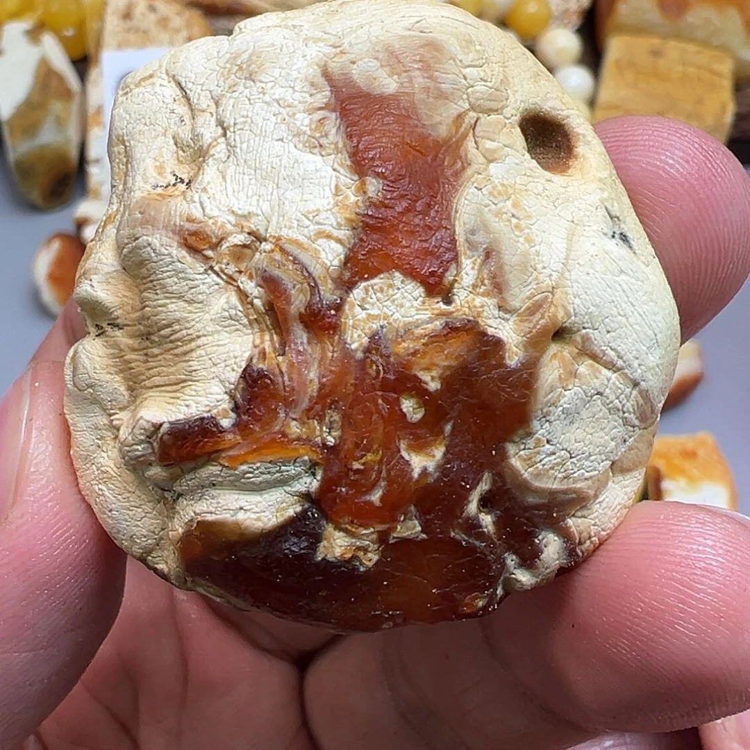 未镶嵌定制琥珀金瓷白吊坠珠子沁色