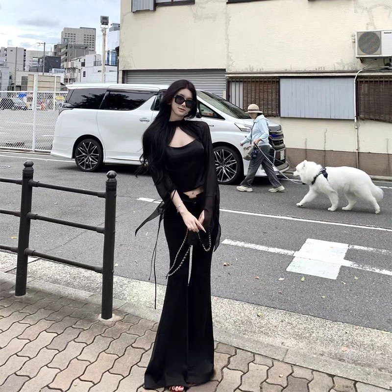 2025年早秋新款黑色缎面斗篷披肩+内搭吊带+高腰包臀喇叭裤三件套
