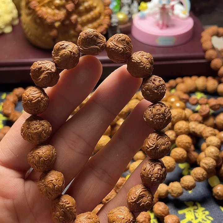 龙纹桃核雕刻瑕疵观音