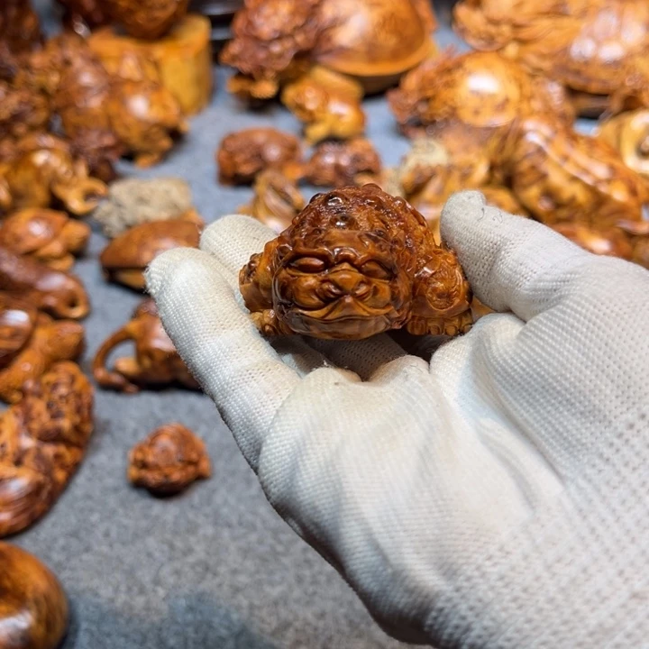 u***d柏木（崖柏）掌中宝金蟾把件