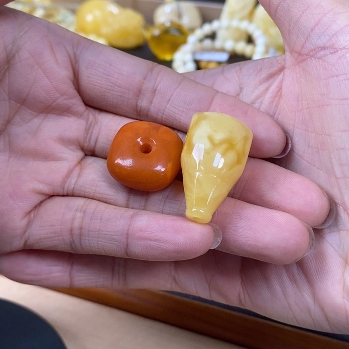 琥珀裸石未镶嵌s**f三通藏扣