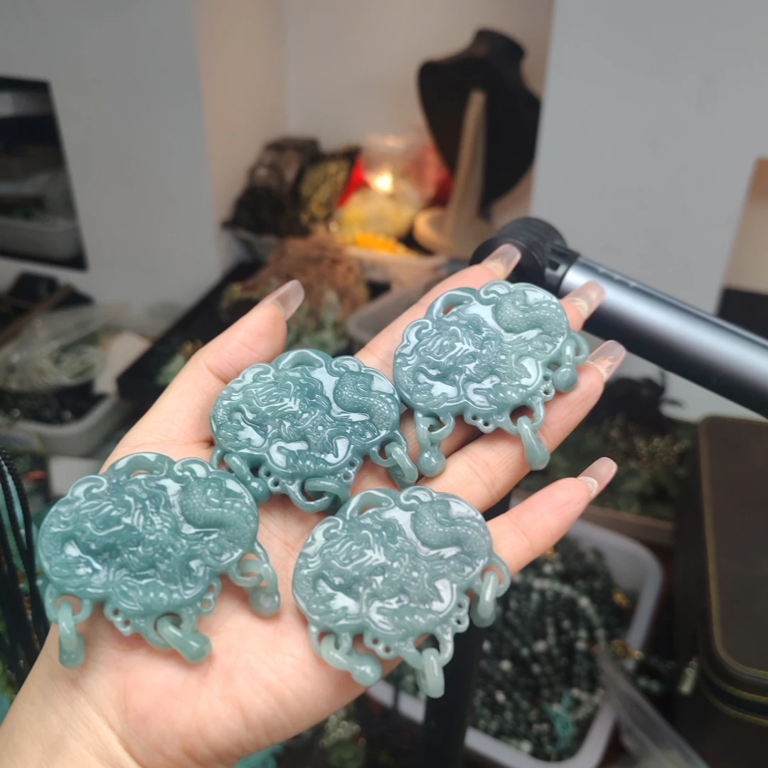 翡翠上品精美手工雕刻龙凤牌（随机发货其中一个）