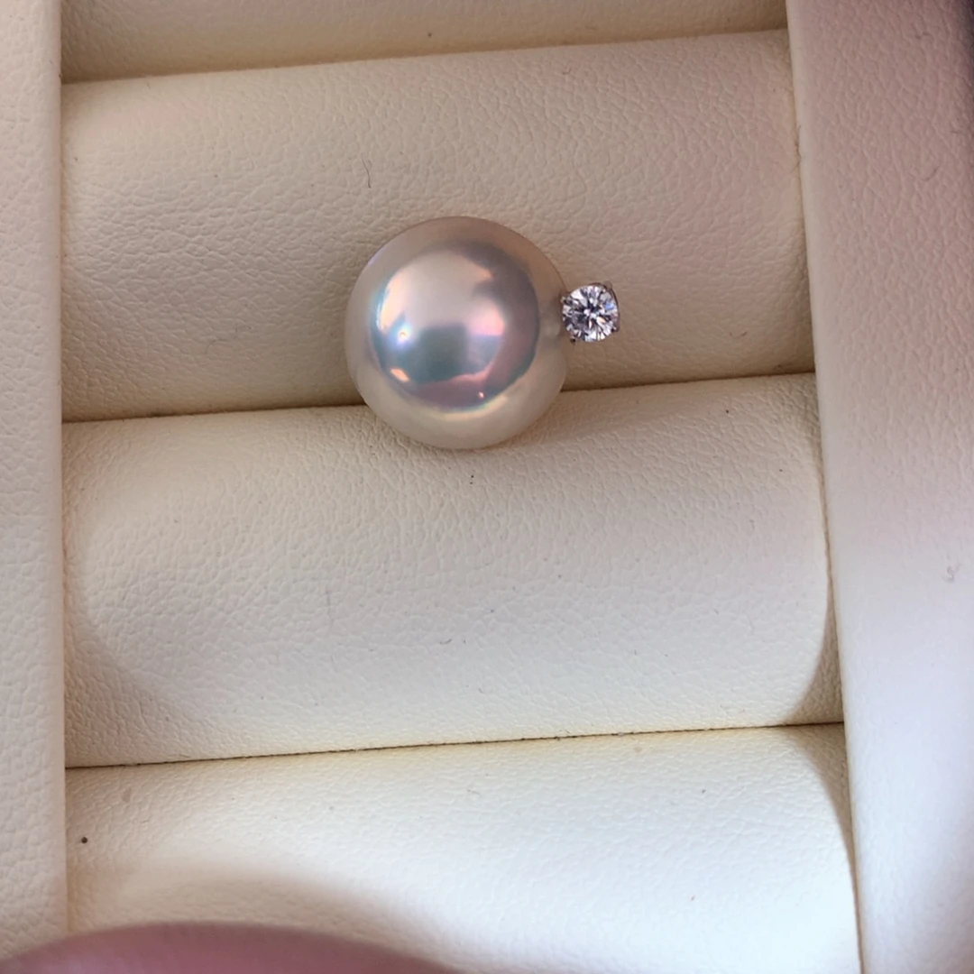 拼合珍珠（马贝珠）颈饰18K金镶嵌