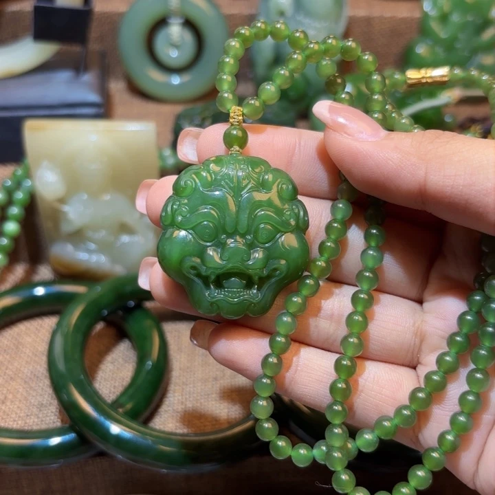 颈饰未镶嵌和田玉（碧玉）