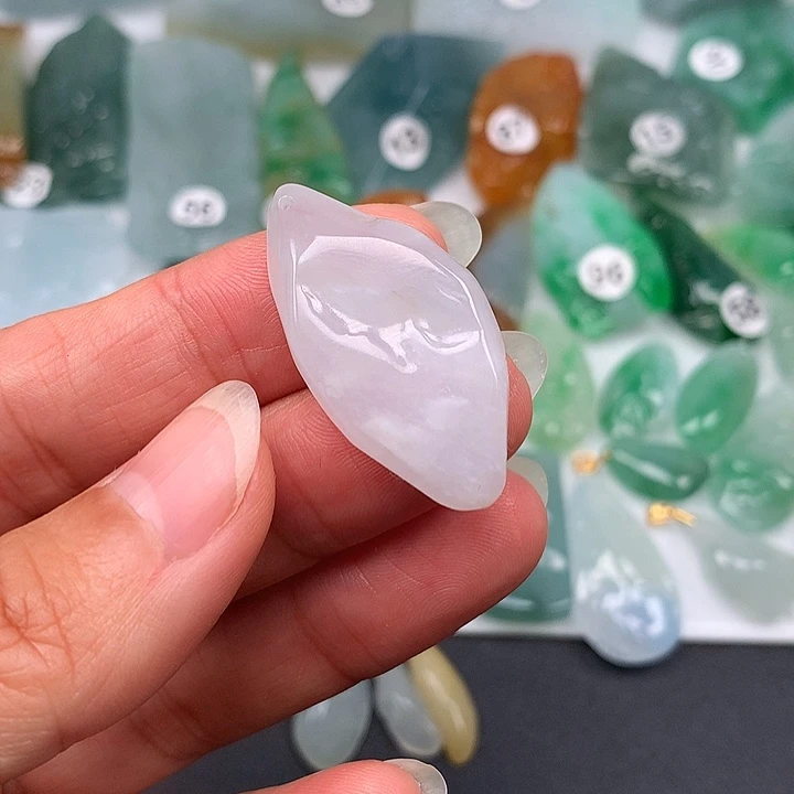 翡翠未镶嵌颈饰随型