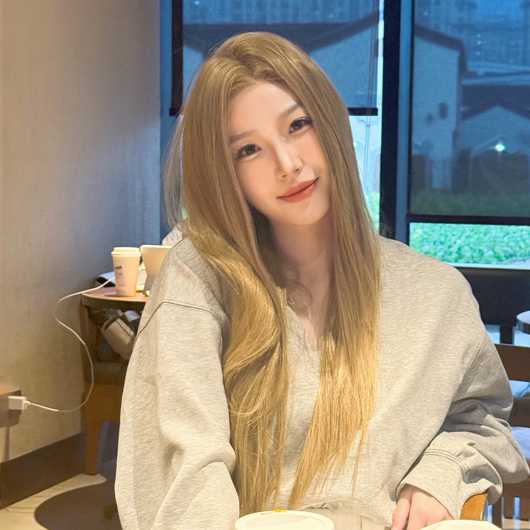 《显眼包》进口丝半蕾丝全头套亚麻金色挑染高层次直发