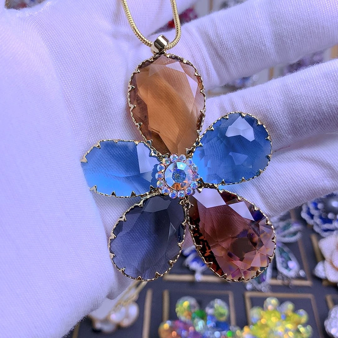 铜合金仿水晶无****朱胸针