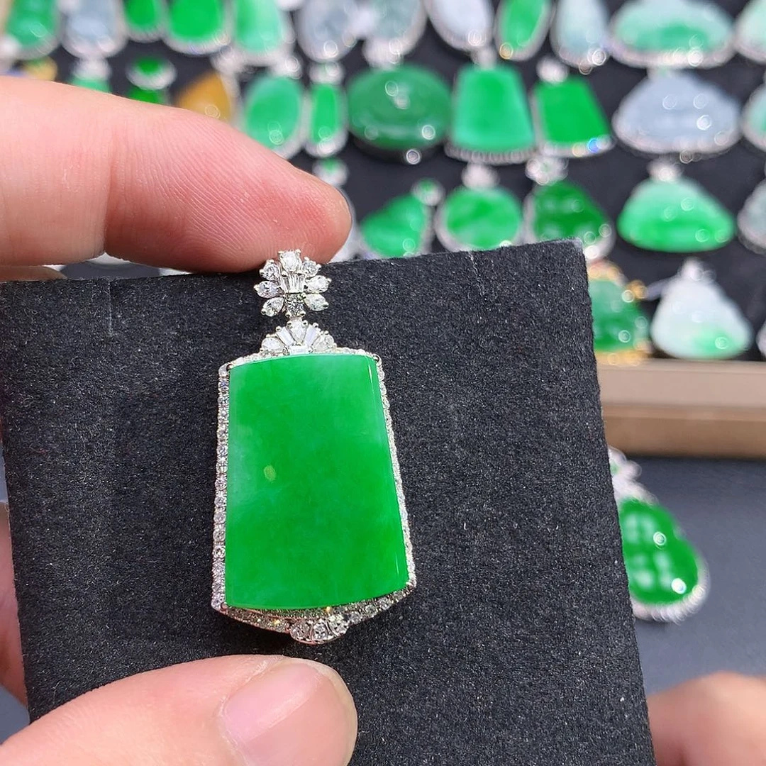 颈饰18K金镶嵌翡翠