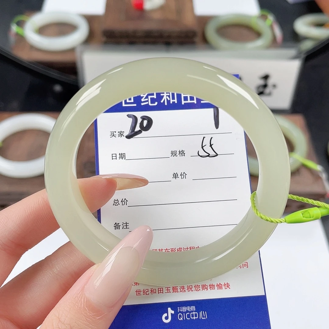 晏***澜未镶嵌手镯和田玉