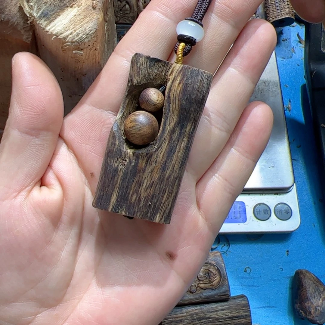 沉香吊坠乌身圆叶13.5克