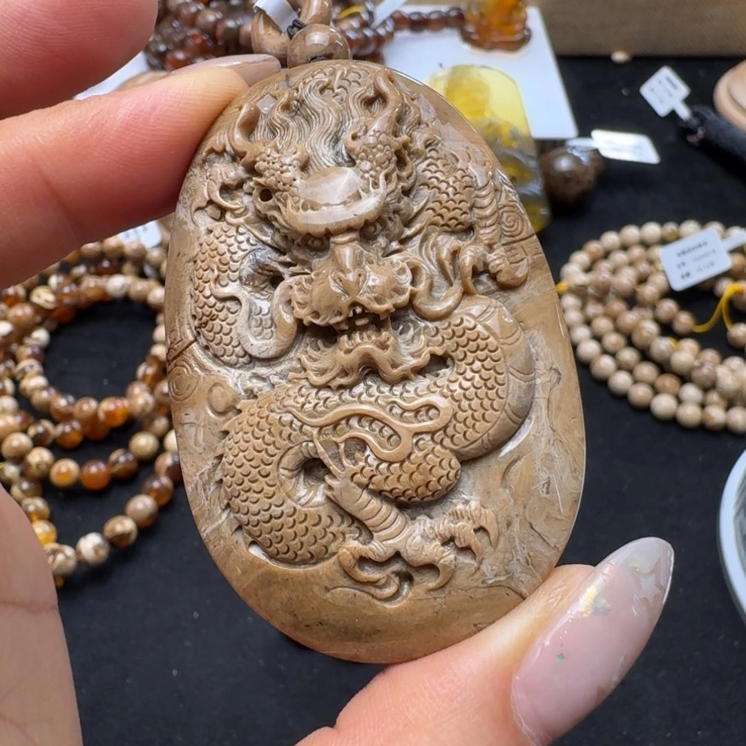 未镶嵌颈饰琥珀龙牌