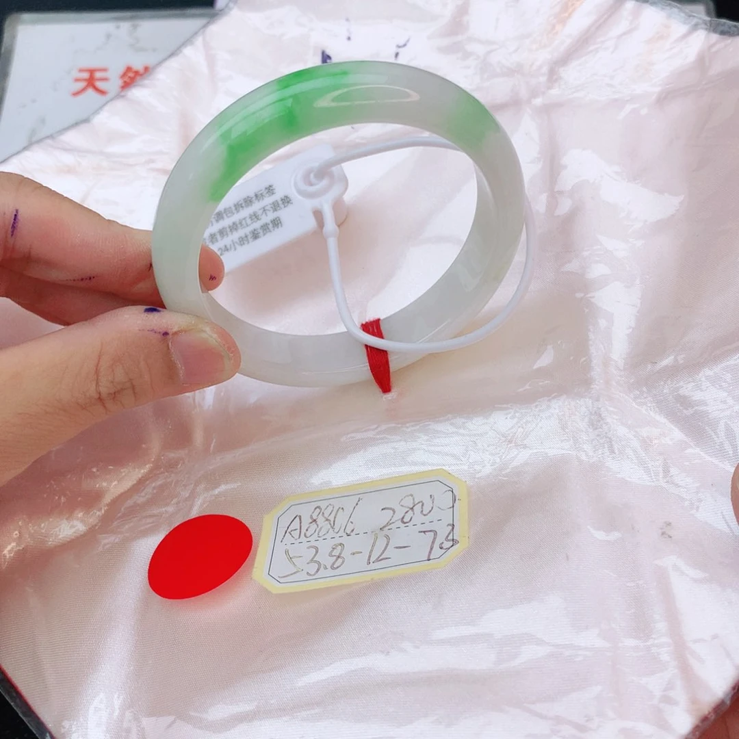 翡翠手镯未镶嵌我